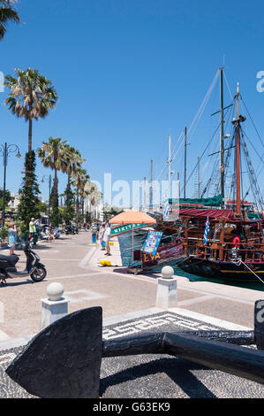 Kreuzfahrt Boote im Hafen von Kos Stadt, Kos (Cos), die Dodekanes, Süd Ägäis, Griechenland Stockfoto