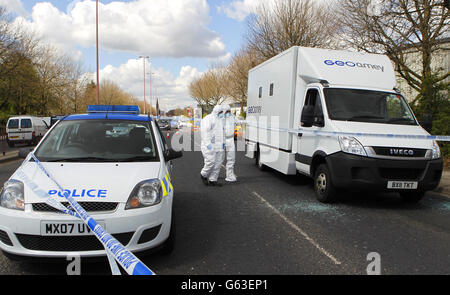 Forensische Polizisten untersuchen Beweise am Tatort, an dem zwei Männer aus einem Gefängniswagen entkamen, der auf der Regent Road in Salford angegriffen wurde. Stockfoto