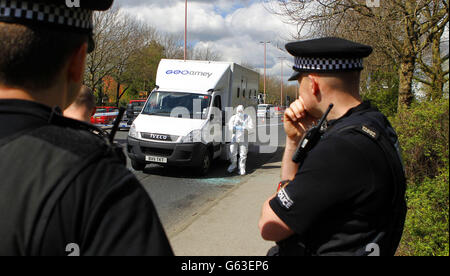 Polizisten stehen Wache am Tatort, an dem zwei Männer aus einem Gefängniswagen, der auf der Regent Road in Salford angegriffen wurde, entkommen sind. Stockfoto