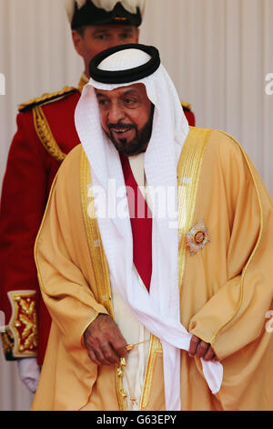 Der Präsident der Vereinigten Arabischen Emirate, seine Hoheit Scheich Khalifa bin Zayed Al Nahyan auf dem Royal Dais in Windsor, als er einen Staatsbesuch in Großbritannien beginnt. Stockfoto