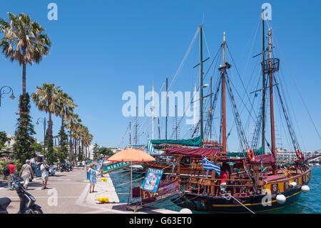 Kreuzfahrt Boote im Hafen von Kos Stadt, Kos (Cos), die Dodekanes, Süd Ägäis, Griechenland Stockfoto