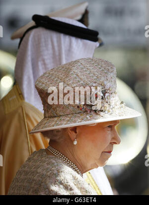 Königin Elizabeth II. Steht mit dem Präsidenten der Vereinigten Arabischen Emirate Scheich Khalifa bin Zayed Al Nahyan auf dem Royal Dais in Windsor, als er einen Staatsbesuch in Großbritannien beginnt. Stockfoto