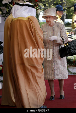 Königin Elizabeth II. Spricht mit dem Präsidenten der Vereinigten Arabischen Emirate Scheich Khalifa bin Zayed Al Nahyan in Windsor, als er einen Staatsbesuch in Großbritannien beginnt. Stockfoto