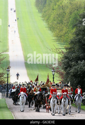 Königin Elizabeth II. Und der Präsident der Vereinigten Arabischen Emirate, Scheich Khalifa bin Zayed Al Nahyan, machen den langen Spaziergang am Schloss Windsor, als er einen Staatsbesuch in Großbritannien beginnt. Stockfoto