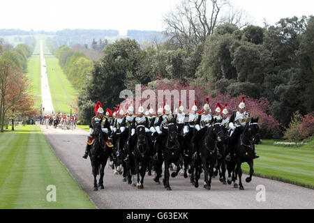 Königin Elizabeth II. Und der Präsident der Vereinigten Arabischen Emirate, Scheich Khalifa bin Zayed Al Nahyan, machen den langen Spaziergang am Schloss Windsor, als er einen Staatsbesuch in Großbritannien beginnt. Stockfoto