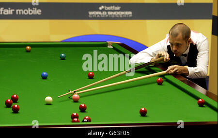 Barry Hawkins in Aktion während seines Viertelfinalmatches gegen Ding Junhui während der Betfair World Championships im Crucible, Sheffield. Stockfoto