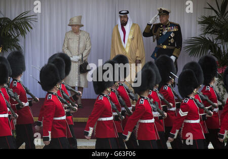 Der Präsident der Vereinigten Arabischen Emirate, Scheich Khalifa bin Zayed Al Nahyan, Steht mit Königin Elizabeth II. Und dem Herzog von Edinburgh zusammen, während sie einen Ehrenschutz beobachten, der aus Mitgliedern des 1. Bataillons Welsh Guards im Viereck von Windsor Castle in Windsor besteht, als er einen Staatsbesuch in Großbritannien beginnt. Stockfoto