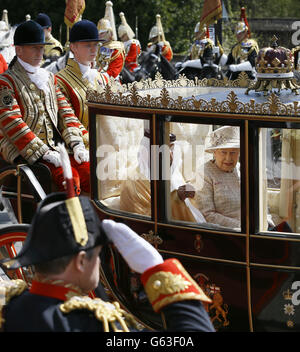 Königin Elizabeth II. Fährt in einer Kutsche mit dem Präsidenten der Vereinigten Arabischen Emirate Scheich Khalifa bin Zayed Al Nahyan in Windsor, als er einen Staatsbesuch in Großbritannien beginnt. Stockfoto