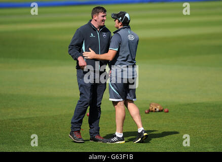 Cricket - LV= County Championship - Division One - Tag drei - Surrey gegen Sussex - Kia Oval. Surrey's Grame Smith (rechts) spricht vor dem Spiel gegen Sussex mit dem Platzwart. Stockfoto