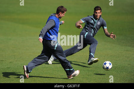 Surreys Steven Davies (links) erzielt ein Tor hinter Jade Dernbach (rechts), das während der Aufwärmphase vor dem Spiel gegen Sussex Fußball spielt. Stockfoto