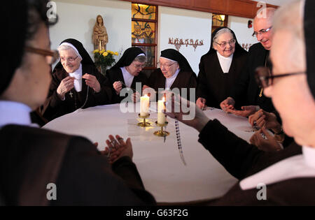 Karmelitinnen halten Rosenkranze im Karmelitenkloster in Dumbarton an einer schottischen Rosenkranzkampagne, um für weltweite Missionen zu beten. Stockfoto