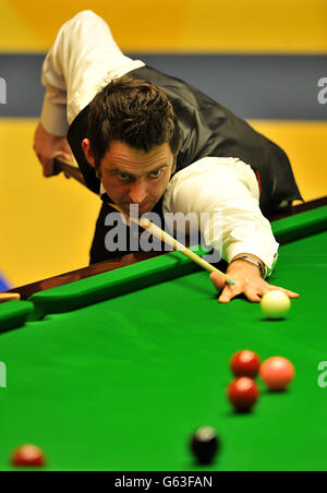 Ronnie O'Sullivan in Aktion während seines Viertelfinalmatches gegen Stuart Bingham während der Betfair Weltmeisterschaft im Crucible, Sheffield. Stockfoto