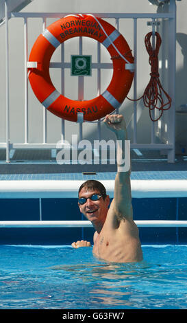 Chris Cook, ehemaliger olympischer Schwimmer und Just a Drop School Botschafter, feiert sein Schwimmen in einem der Pools an Bord des neuen Schiffes Norwegian Cruise Line, dem 146,600 Tonnen schweren Norwegian Breakaway. Stockfoto