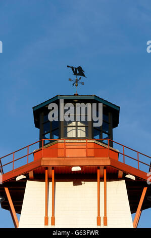 Salz Holzkiste Stil Leuchtturm Replikat an den Park Royal Village Shopping Center, West Vancouver, BC, Kanada Stockfoto