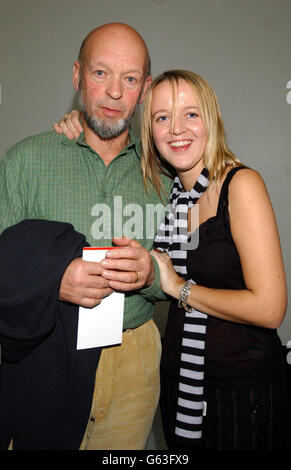 Michael Eavis und Tochter Emily kommen in der Old Saatchi Gallery im Norden Londons für die Q Awards 2002 an. Stockfoto