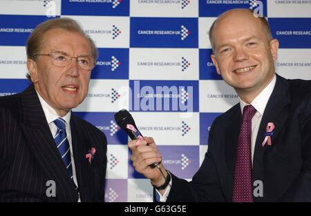 TV-Moderator Sir David Frost (links) und ehemaliger Vorsitzender der Konservativen Partei William Hague während einer Fotoausstellung vor der Spendenaktion von Cancer Research UK, die im Savoy Hotel stattfand, London, wo die Abgeordneten die Chance erhalten, einige der härtesten Interviewer im Unternehmen zu verdrehen. Stockfoto