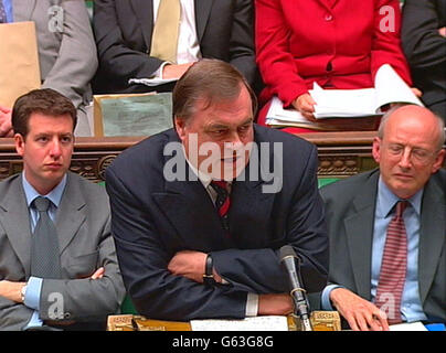 Bildschirmschnappung des stellvertretenden Premierministers John Prescott, der im Londoner Unterhaus über den Streit der Feuerwehrleute spricht, während Feuerwehrminister Nick Raynsford (rechts) zuhört. * Herr Prescott spricht inmitten von Anschuldigungen von Gewerkschaftsführern, dass die Regierung versucht, sie zu erpressen, um eine geplante Streikserie abzusagen. Stockfoto