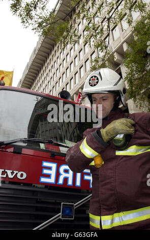 Andy Botdell, Stationsoffizier der Westminster Feuerwache, verlässt das Innenbüro im Zentrum von London, nachdem er einen Anruf zum Governent-Gebäude beantwortet hat. Stockfoto