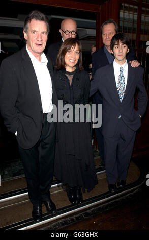 Schauspieler Michael Palin, Regisseur Terry Gilliam. Olivia und Dhani Harrison (Ehefrau und Sohn von George Harrison) bei der Ankunft in Pasha, London, für die 5. British Independent Film Awards. Stockfoto