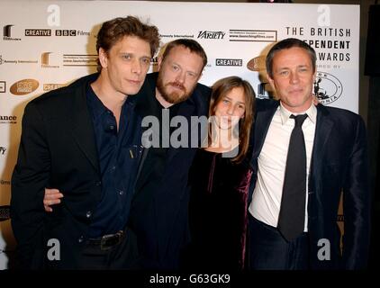 Richard Harris's Söhne und Enkelin (von links) Jamie, Jarred, Ella und Damian, nachdem sie den herausragenden Beitrag eines Actor Awards während der 5. British Independent Film Awards bei Pasha London, SW1, übernommen hatten. Stockfoto