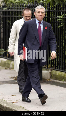 Der Außenminister Jack Straw kommt in der Residenz des irischen Außenministers Brian Cowen im Zentrum von London an. Die beiden Minister führen weitreichende Gespräche zu einer Reihe von Themen, darunter Europa. Stockfoto