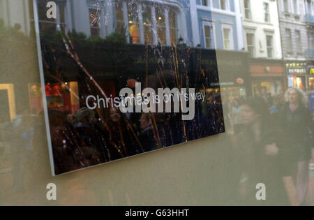 Ein Plakat in einem Schaufenster in der Grafton Street, Dublin, das die Käufer daran erinnert, dass Weihnachten nur zwei Monate entfernt ist. Irische Einzelhändler wurden aufgefordert, die Notlage armer Familien im Vorfeld der Weihnachtszeit zu lindern. * Eltern, die unter Druck stehen, dieses Weihnachten zu verbringen, haben bereits begonnen, sich an wohltätige Zwecke zu wenden, sagte eine Organisation. Stockfoto