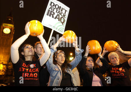 Demonstranten halten Halloween-Kürbisse vor dem Houses of Parliament, London, während einer Anti-Kriegs-Demonstration. Die Stop the war Coalition veranstaltete eine Massendemonstration in Westminster, um gegen die Pläne der Regierung für einen geplanten Militärschlag gegen den Irak zu protestieren. * die Organisatoren sagten, dass mehr als 3,000 Menschen an der Kundgebung in London, die einem nationalen Aktionstag folgte, teilnehmen. Stockfoto