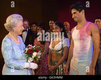 Queen Elizabeth II begrüßt die Mitglieder der Besetzung bei einer Wohltätigkeitsvorstellung des Musicals "Bombay Dreams" in London. Der Galaabend findet im Auftrag des Roten Kreuzes statt. * die Besetzung besteht aus von links nach rechts, Preeya Kalidas, die Priya spielt, Ayesha Dharker-Rani und Raza Jaffrey -Akaash. Stockfoto