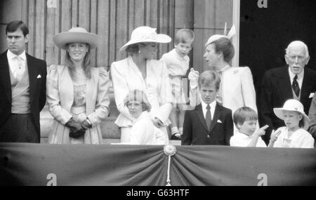 Mitglieder der königlichen Familie Reihen sich auf dem Balkon des Buckingham Palace zusammen, um den vormarsch der Kaisergarde nach der Zeremonie der Farbtrooping zu beobachten. Von links nach rechts (vorne) sind Lady Gabriella Windsor, Peter Phillips, Prinz William und Zara Phillips und (hinten) der Herzog und die Herzogin von York, Prinzessin Diana, Prinz Harry und die Prinzessin Royal. Stockfoto