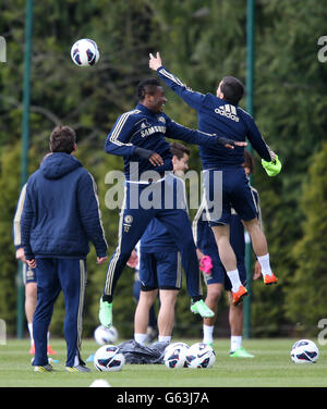 Chelseas John Obi Mikel und Eden Hazard (rechts) während der Trainingseinheit auf dem Chelsea FC Training Ground, Stoke D'Abernon. Stockfoto