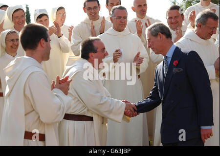 Der Prinz von Wales chattet mit Mitgliedern der Massimo Gemeinschaft im Kloster Vallechiara in der Nähe von Rom. Zuvor unterhielt er sich mit Mönchen und Nonnen im Rehabilitationszentrum und in der Religionsgemeinschaft am dritten Tag seiner offiziellen Kulturreise in Italien. * ... die auch in Neapel später in der Woche dauert. Stockfoto