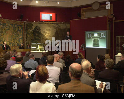 Ein Schreibtisch (auf dem Bildschirm) von Charles Mackintosh zum Verkauf bei Christie's in London, wo es für 900,000 verkaufte. Der Schreibtisch, der 1904 vom Verleger Walter Blackie in Auftrag gegeben wurde, war Teil einer Sammlung von Mackintoshs Werken. * Blackie benutzte den Schreibtisch im Hill House, seinem Haus in Helensburgh, das ebenfalls von Mackintosh entworfen wurde. Es war erwartet worden, bis zu 1,2m zu holen. Stockfoto