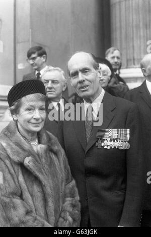 Bei der Ankunft in der St Paul's Cathedral in London, um an einem Thanksgiving-Gottesdienst für Sir Barnes Wallis teilzunehmen, dem Erfinder der springenden Bombe, die die Dam Busters im Zweiten Weltkrieg verwendeten, sind Eve Gibson, Frau des verstorbenen Wing Commander Guy Gibson, Anführer der Dam Busters 617 Staffel und ehemaliger Ass-Kriegsbomber-Pilot-Gruppe Captain Leonard Cheshire. Stockfoto