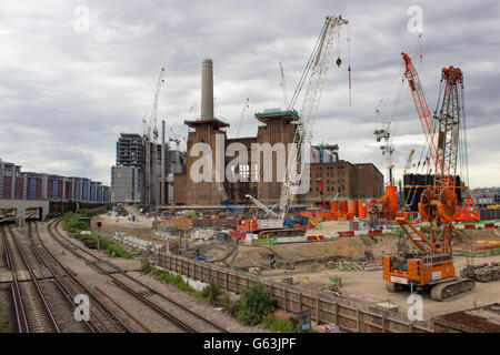 London, England - 22. Mai 2016: Baukräne über dem Battersea-Kraftwerk, das derzeit umgebaut. Stockfoto