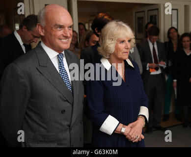 Die Herzogin von Cornwall steht mit Nicholas Coleridge, Präsident von Conde Nast International, während einer Wohltätigkeitsparty für Unterstützer von Maggie's Centres im Vogue House, London. Stockfoto