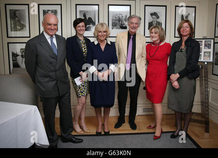 Die Herzogin von Cornwall steht zusammen mit Nichola Coleridge, Präsident von Conde Nast International, Lily Jencks, Charles Jencks, der Redakteurin von House and Garden, und Laure Lee, Chief Executive von Maggie's Centers, während einer Charity-Teeparty für Unterstützer von Maggie's Centers im Vogue House, London. Stockfoto