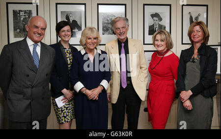 Die Herzogin von Cornwall steht zusammen mit Nichola Coleridge, Präsident von Conde Nast International, Lily Jencks, Charles Jencks, der Redakteurin von House and Garden, und Laure Lee, Chief Executive von Maggie's Centers, während einer Charity-Teeparty für Unterstützer von Maggie's Centers im Vogue House, London. Stockfoto