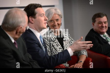 (Links - rechts) Dr. Wolfgang Schauble, Bundesfinanzminister, Schatzkanzler George Osborne, Christine Lagarde, Geschäftsführerin des Internationalen Währungsfonds, und Jim Flaherty, Finanzminister, Kanada, bei einem Q&A zu den Herausforderungen der Weltwirtschaft auf der Global Investment Conference in London. Stockfoto