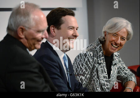 (Links - rechts) Dr. Wolfgang Schauble, Bundesfinanzminister, Schatzkanzler George Osborne, Christine Lagarde, Geschäftsführerin des Internationalen Währungsfonds, und Jim Flaherty, Finanzminister Kanadas, führen auf der Global Investment Conference in London ein Q&amp;A über die Herausforderungen der Weltwirtschaft durch. Stockfoto