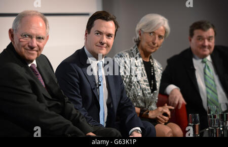 (Links - rechts) Dr. Wolfgang Schauble, Bundesfinanzminister, Schatzkanzler George Osborne, Christine Lagarde, Geschäftsführerin des Internationalen Währungsfonds, und Jim Flaherty, Finanzminister, Kanada, bei einem Q&A zu den Herausforderungen der Weltwirtschaft auf der Global Investment Conference in London. Stockfoto