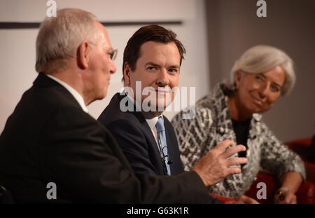 (Links - rechts) Dr. Wolfgang Schauble, Bundesfinanzminister, Schatzkanzler George Osborne, Christine Lagarde, Geschäftsführerin des Internationalen Währungsfonds, und Jim Flaherty, Finanzminister Kanadas, führen bei der Global Investment Conference in London ein Q&A über die Herausforderungen der Weltwirtschaft durch. Stockfoto