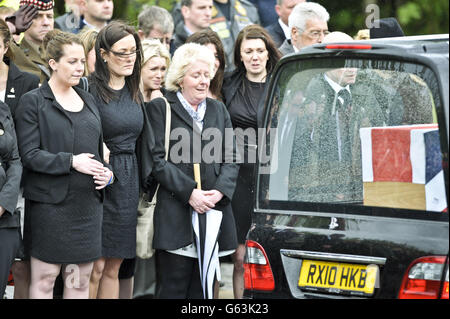 Trauernde, Familie und Freunde, darunter Lyndsey Savage (links), die Schwangere von CPL William Savage, versammeln sich in Carterton zur Rückführung von CPL Savage und Fusilier Samuel Flint vom Royal Highland Fusiliers, dem 2. Bataillon des Royal Regiment of Scotland, die beide in Afghanistan starben. Stockfoto