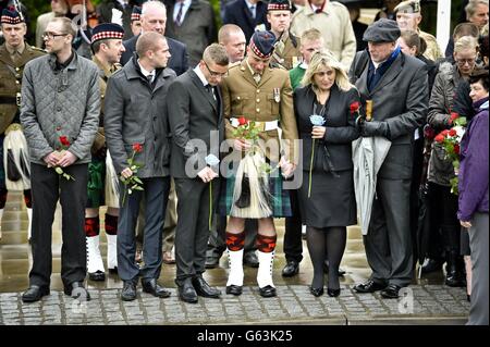 Trauernde, Familie und Freunde reagieren, als sie sich in Carterton zur Rückführung der CPL William Savage und Fusilier Samuel Flint vom Royal Highland Fusiliers, dem 2. Bataillon des Royal Regiment of Scotland, versammeln, die in Afghanistan gestorben sind. Stockfoto