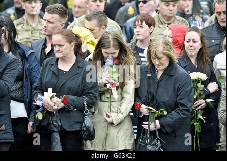 Trauernde, Familie und Freunde reagieren, als sie sich in Carterton zur Rückführung der CPL William Savage und Fusilier Samuel Flint vom Royal Highland Fusiliers, dem 2. Bataillon des Royal Regiment of Scotland, versammeln, die in Afghanistan gestorben sind. Stockfoto