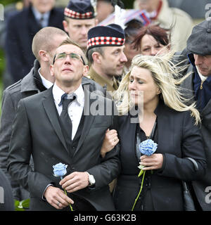 Trauernde, Familie und Freunde reagieren, als sie sich in Carterton zur Rückführung der CPL William Savage und Fusilier Samuel Flint vom Royal Highland Fusiliers, dem 2. Bataillon des Royal Regiment of Scotland, versammeln, die in Afghanistan gestorben sind. Stockfoto