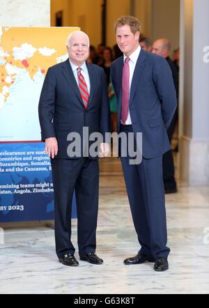 Senator John McCain und Prinz Harry besichtigen am ersten Tag seines Besuchs in den USA im Russell Senate Office Building in Washington, DC, USA, eine Anti-Landminen-Fotoausstellung der HALO Trust Charity. Stockfoto