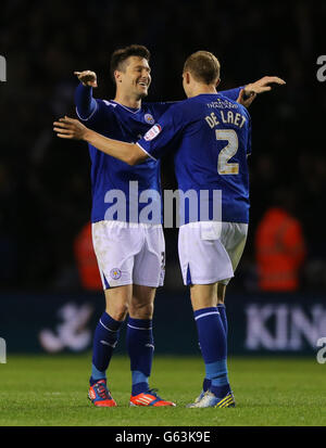 David Nugent von Leicester City feiert mit seinem Teamkollegen Richie De Laet den letzten Pfiff während der npower Championship, des Play-Off Semi Finals, des First Leg Matches im King Power Stadium, Leicester. Stockfoto