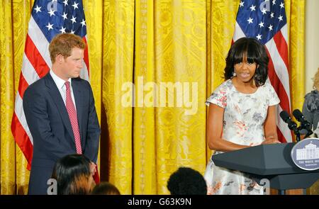 Prinz Harry hört First Lady Michelle Obama willkommen und stellt ihn vor, während eines Besuchs im Weißen Haus. Stockfoto