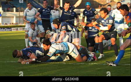 Rugby Union - Rabo Direct PRO12 - Play-Off - Leinster / Glasgow Warriors - RDS. Leinster's Jamie Heaslip gibt beim Rabo Direct PRO12 Playoff-Spiel beim RDS in Dublin einen Versuch ab. Stockfoto