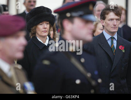 Sara Jones nimmt an der Gedenkfeier für ihren verstorbenen Mann, Oberstleutnant H Jones VC in Kingswear, Devon, Teil, wo zu seinen Ehren eine Gedenktafel enthüllt wurde. * LT Col Jones erhielt das Victoria Cross für auffällige Galanterie, die während des Falklandkrieges vor 20 Jahren einen argentinischen Maschinengewehrgraben stürmten. Andernorts verstummten Büros, Geschäfte und öffentliche Einrichtungen im ganzen Land, während die zweiminütige Schweigeminute den Moment annahm, in dem die Waffen am Ende des Ersten Weltkriegs - der elften Stunde des elften Tages des elften Monats im Jahr 1918 - verstummten. Stockfoto